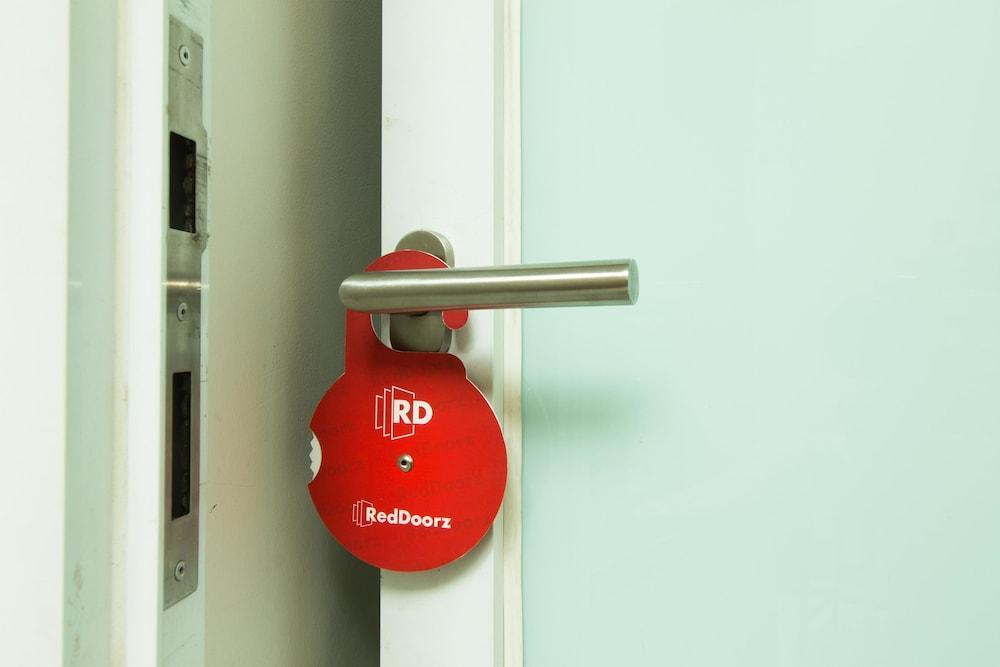 ホテル Reddoorz @ Pulomas ジャカルタ エクステリア 写真