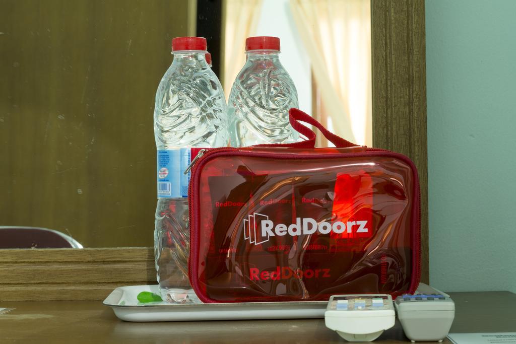 ホテル Reddoorz @ Pulomas ジャカルタ エクステリア 写真